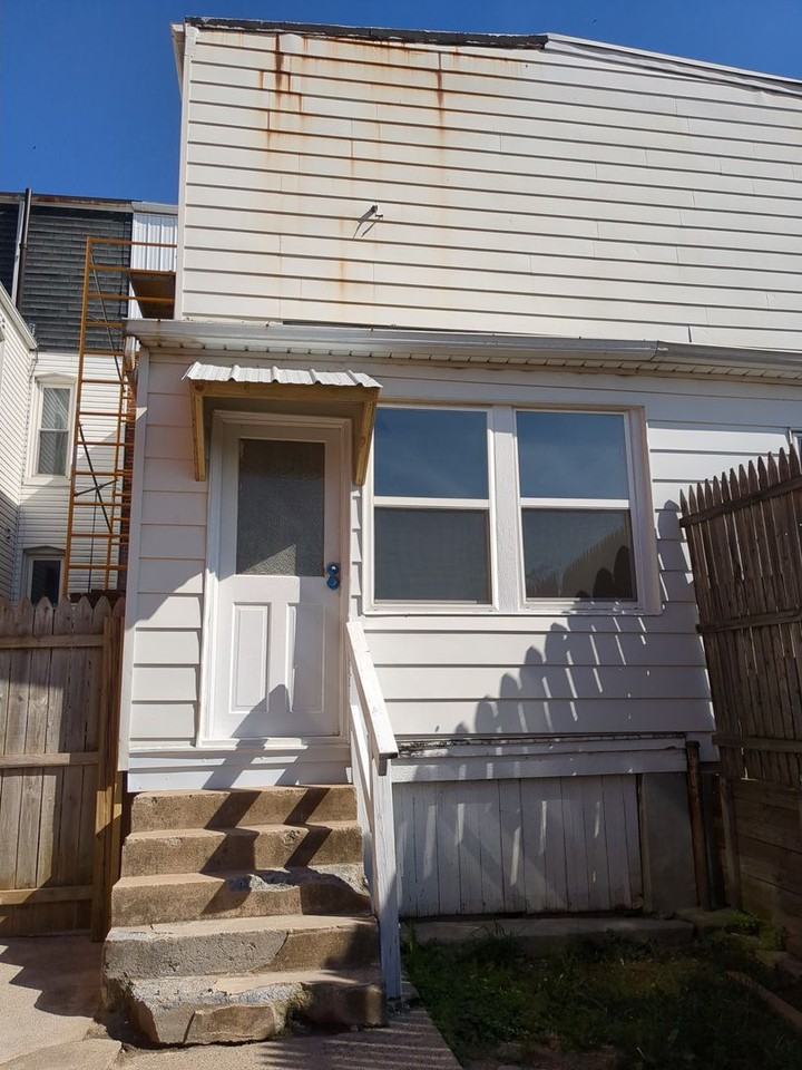 1529 W King St - Photo 2 of 28