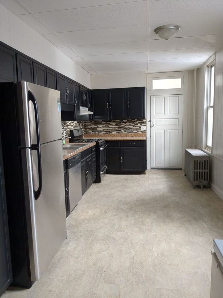 1529 W King St - Photo 3 of 28