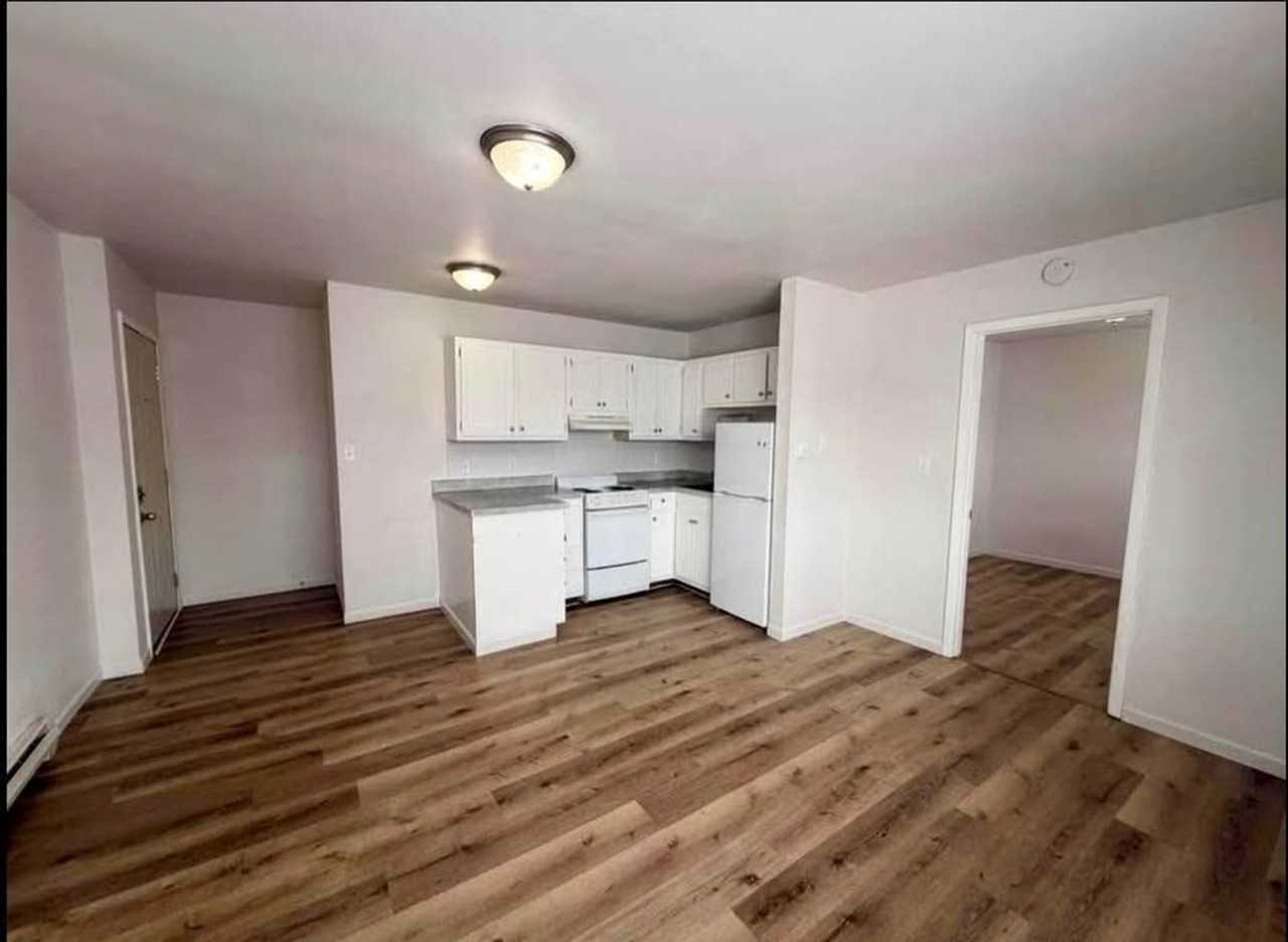 Pine Manor Apartments - Photo 2 of 7