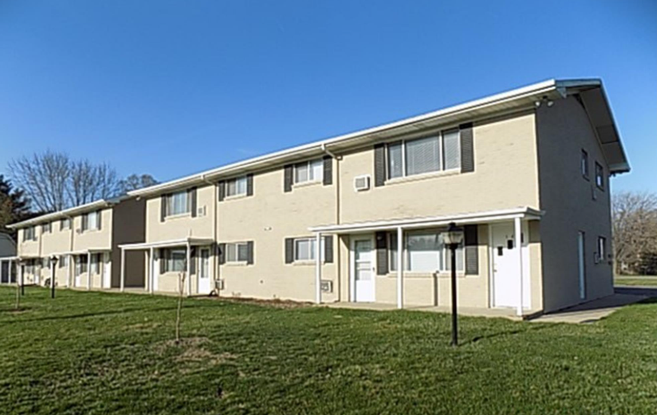 Pine Manor Apartments - Photo 3 of 7