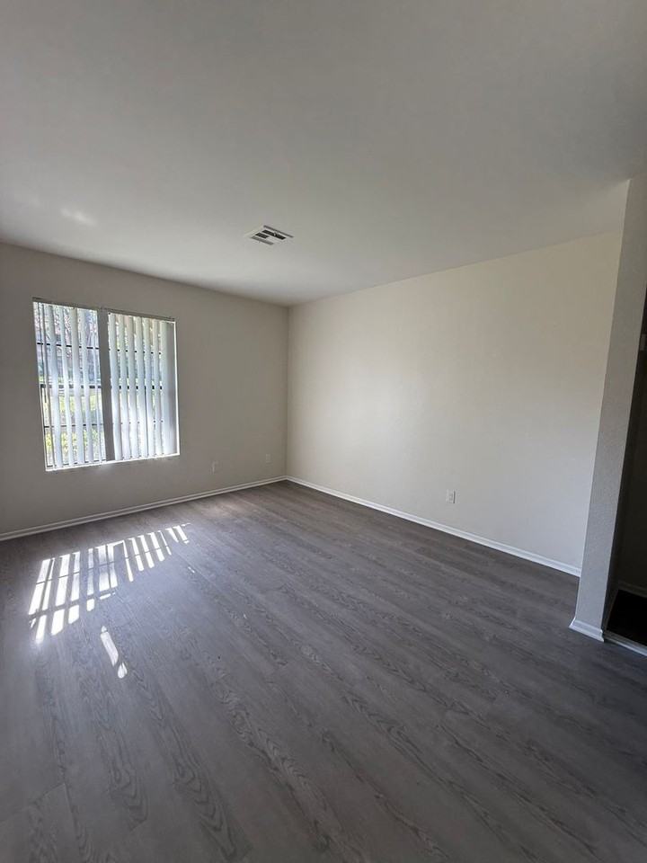 10371 Azuaga St - Photo 5 of 13