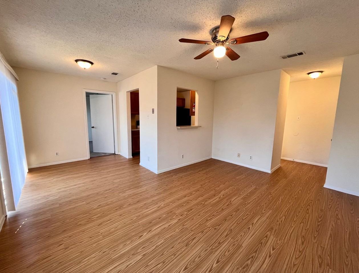 1106 Ridgemont St - Photo 3 of 10