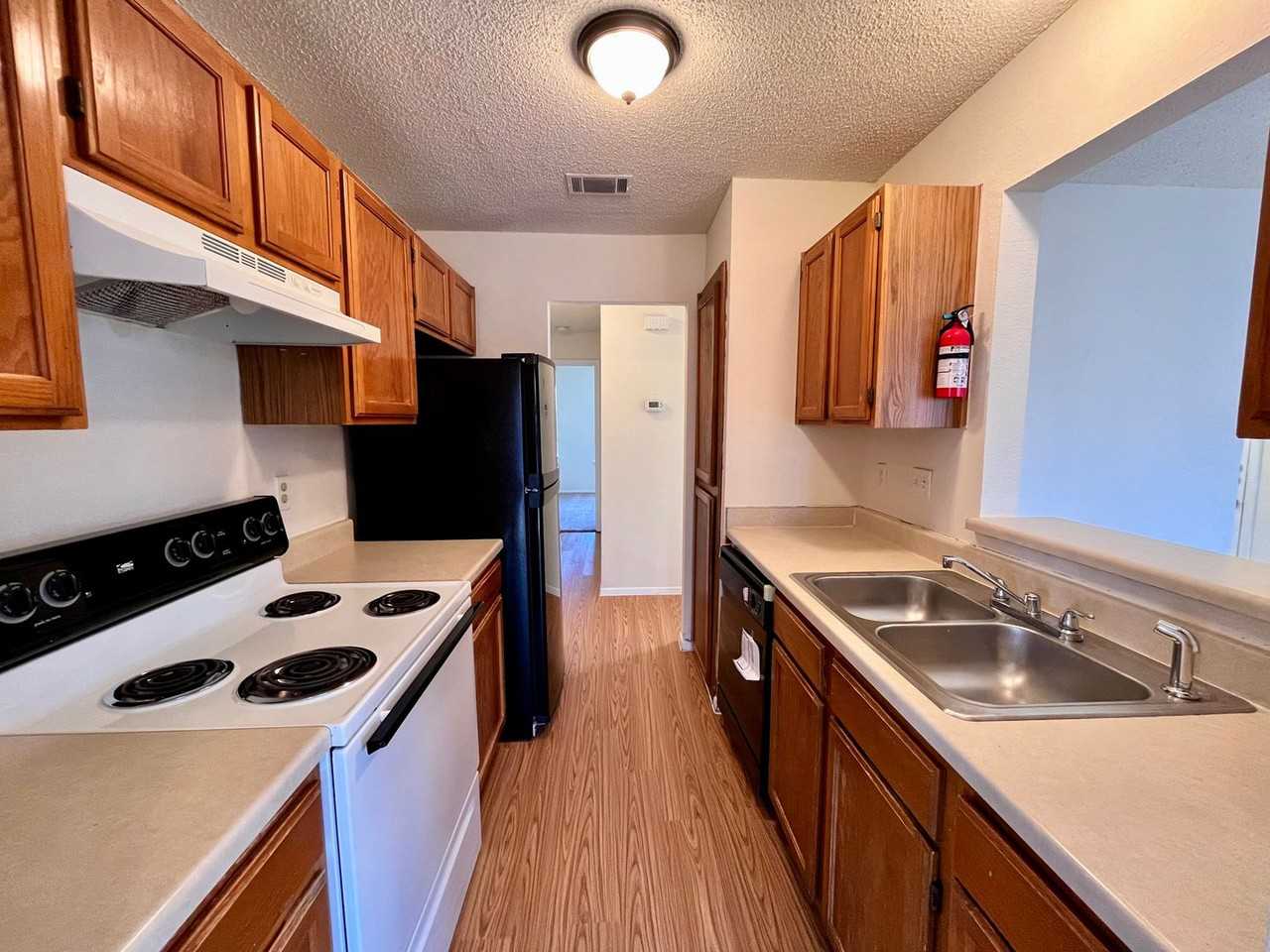 1106 Ridgemont St - Photo 4 of 10