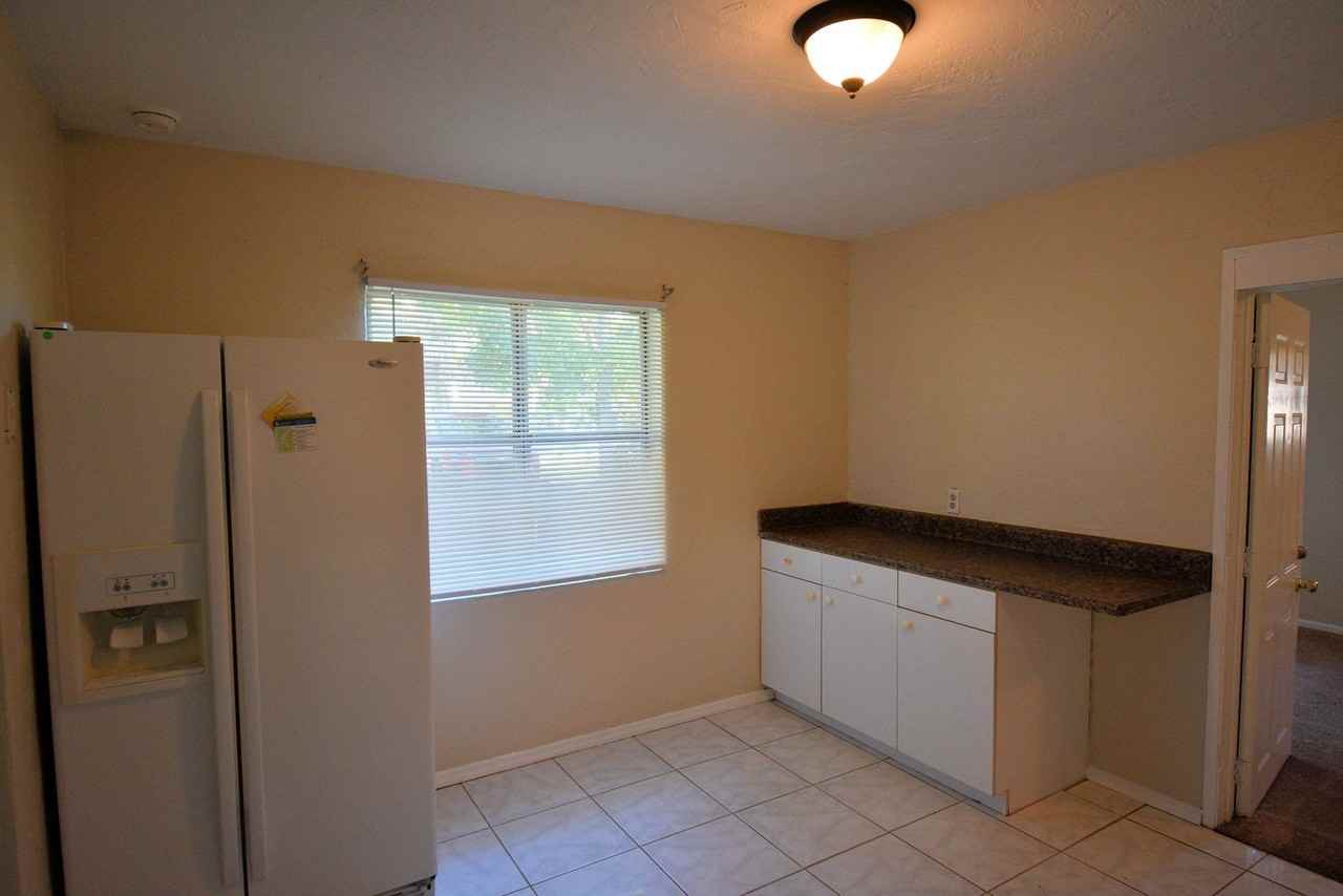 319 Montgomery Ave - Photo 2 of 11