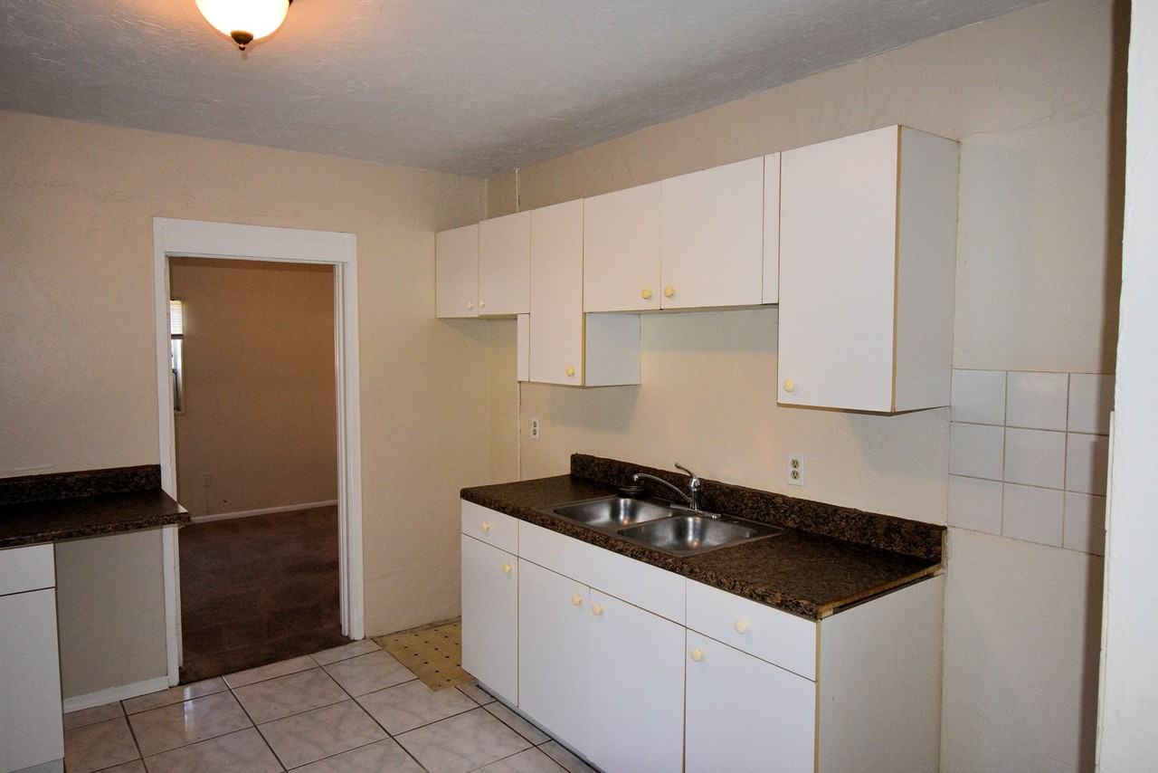 319 Montgomery Ave - Photo 3 of 11