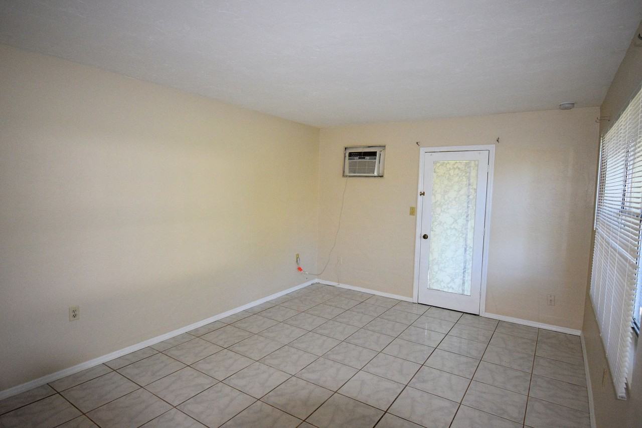 319 Montgomery Ave - Photo 4 of 11