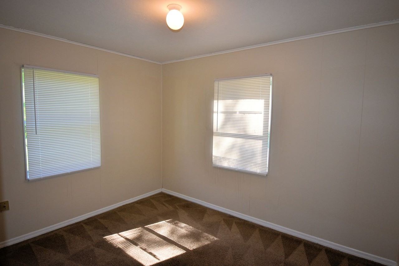 319 Montgomery Ave - Photo 6 of 11