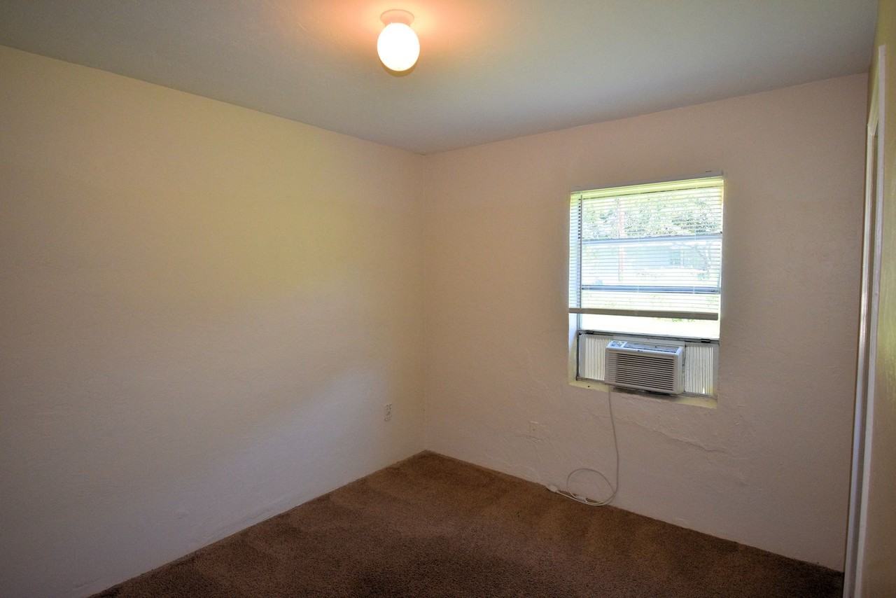 319 Montgomery Ave - Photo 7 of 11
