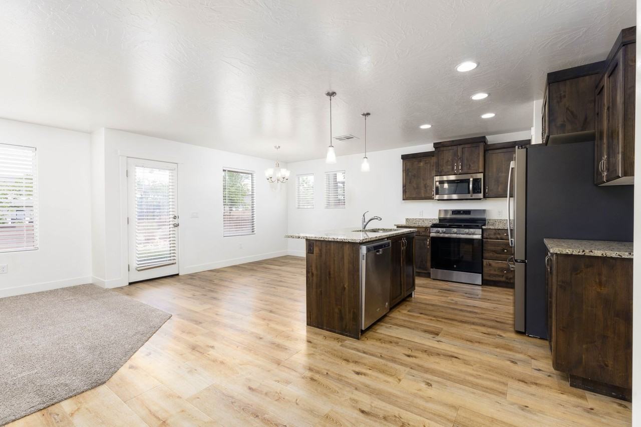 3157 E Halo Ln - Photo 5 of 25
