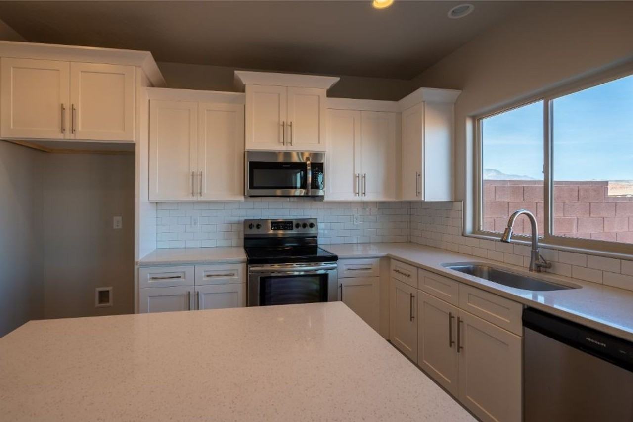 688 S Malorie Way - Photo 5 of 20
