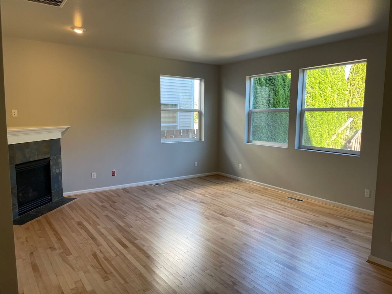 8425 28th St Ne - Photo 2 of 10