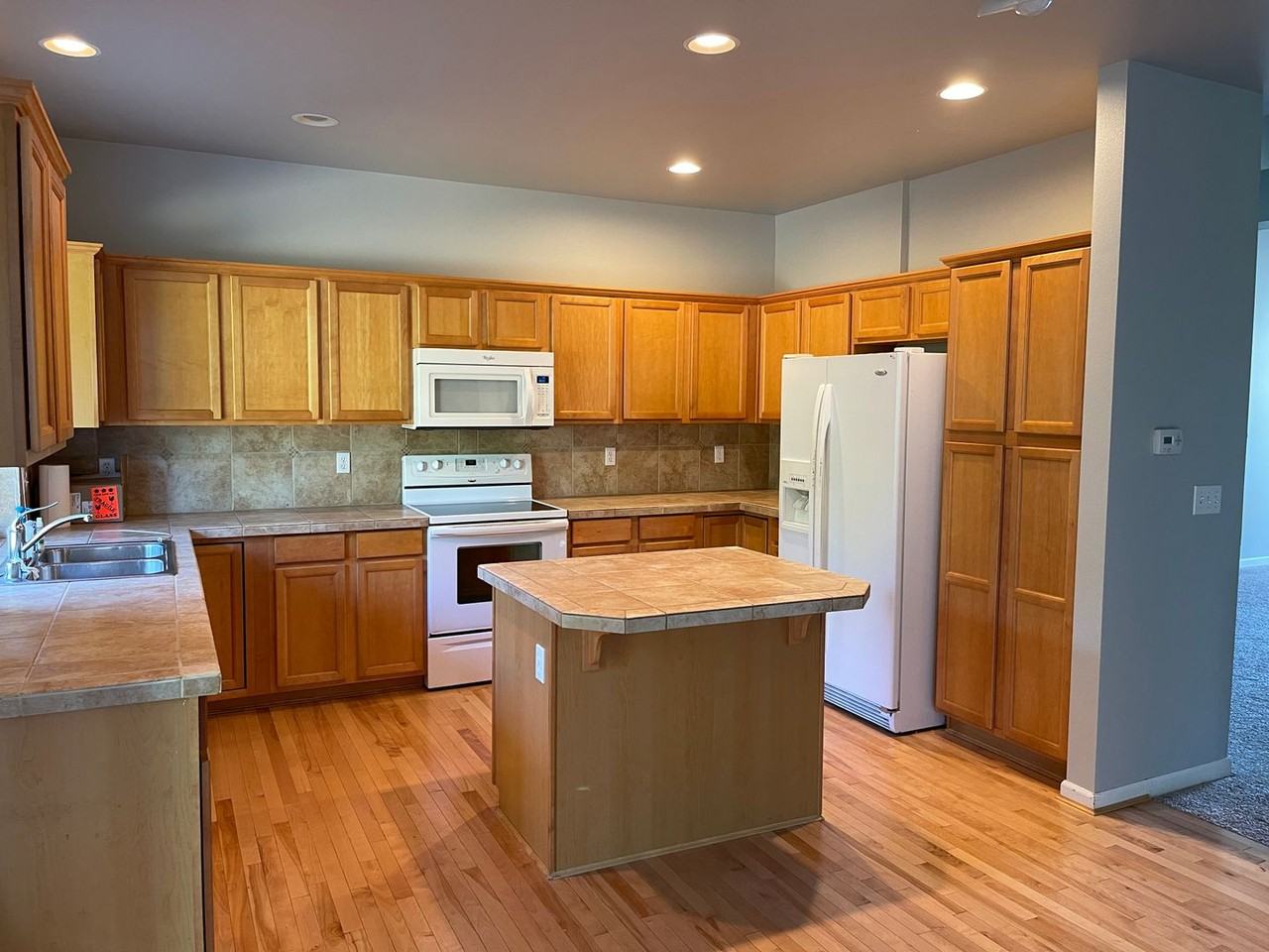 8425 28th St Ne - Photo 3 of 10
