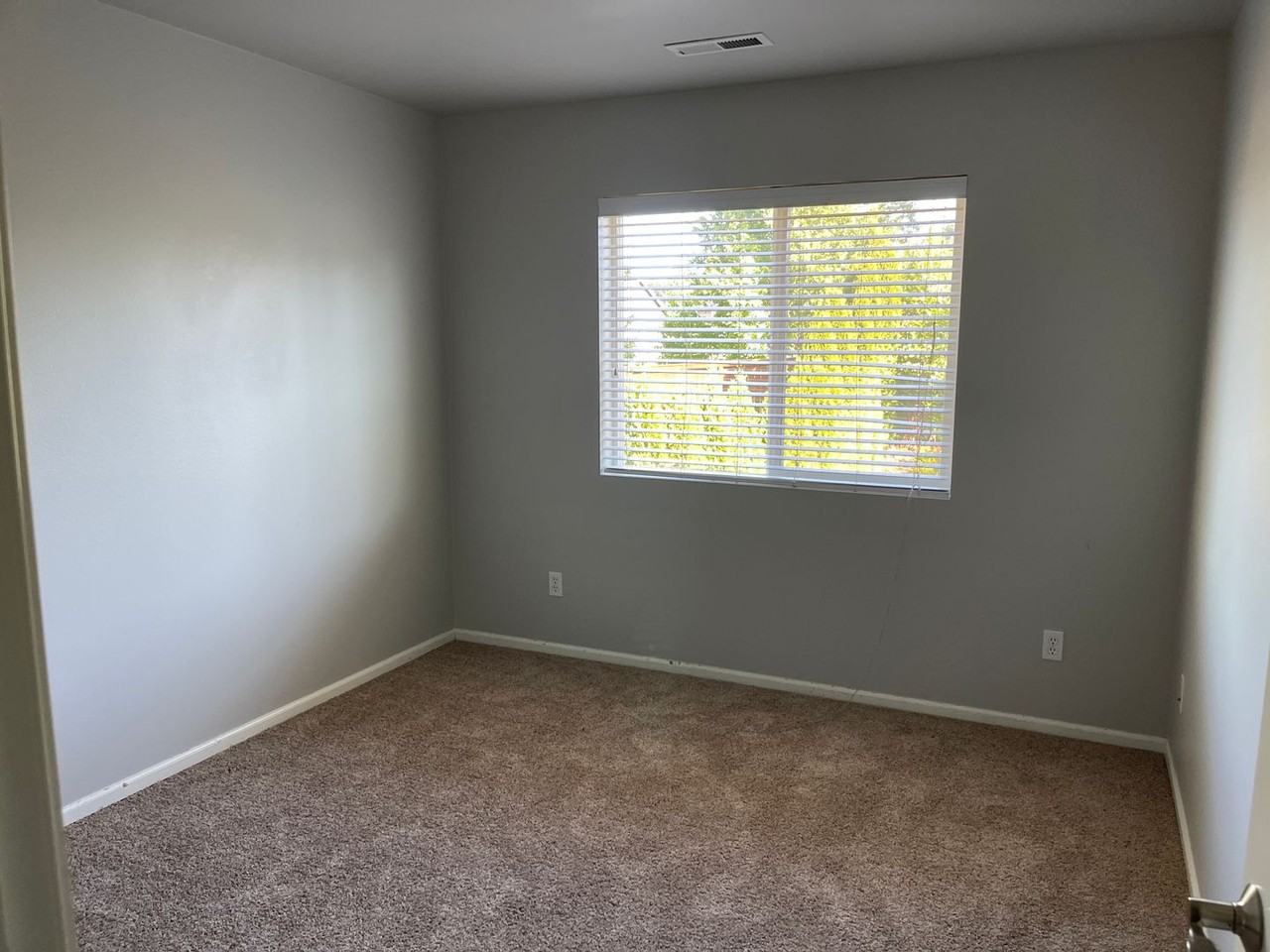 8425 28th St Ne - Photo 7 of 10