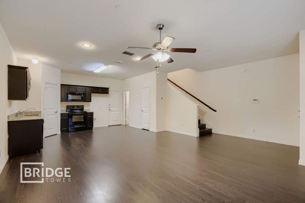 1317 Lake Crest Ln - Photo 2 of 8