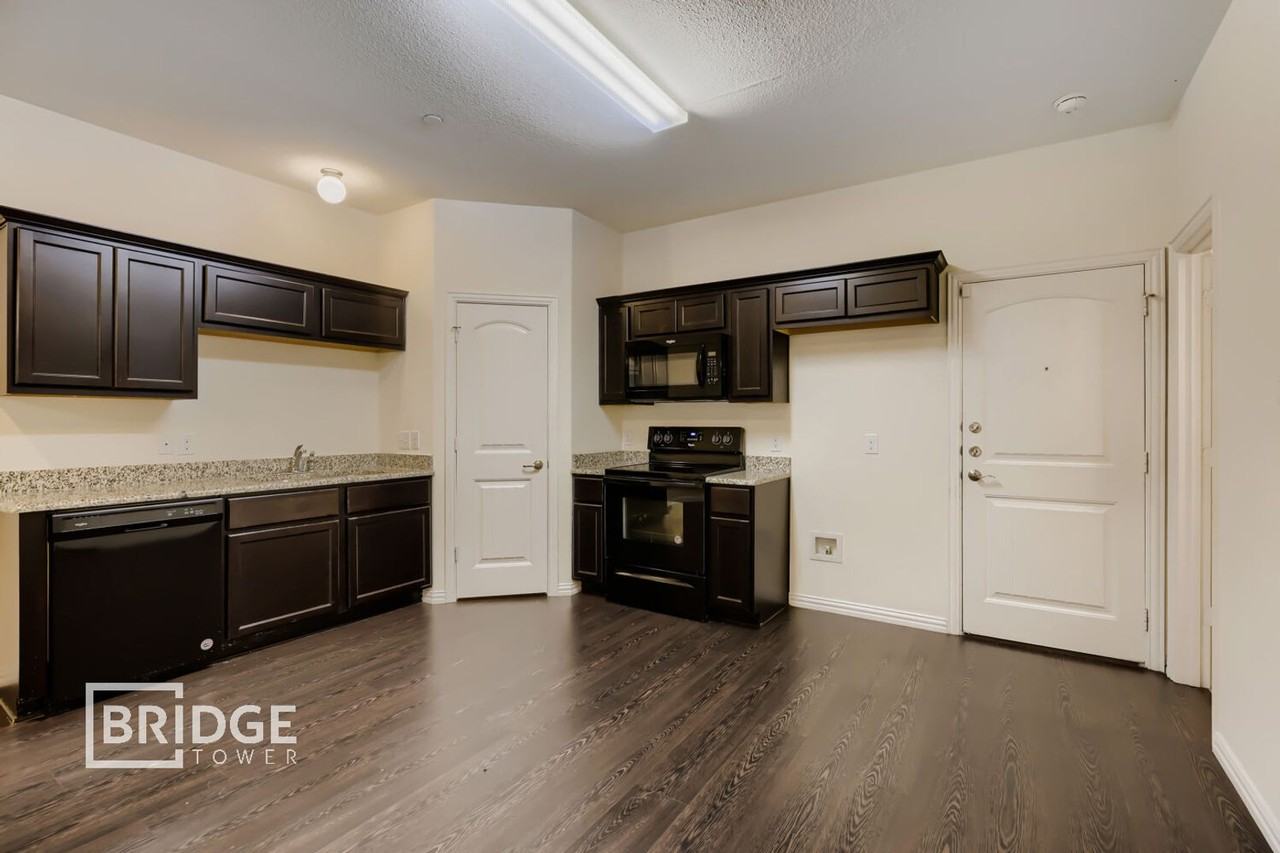1317 Lake Crest Ln - Photo 3 of 8