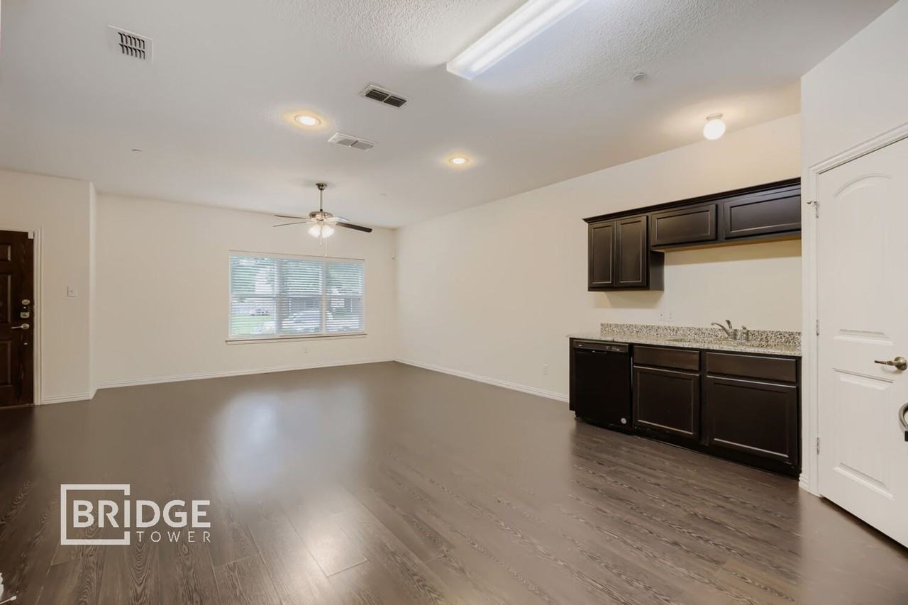 1317 Lake Crest Ln - Photo 4 of 8