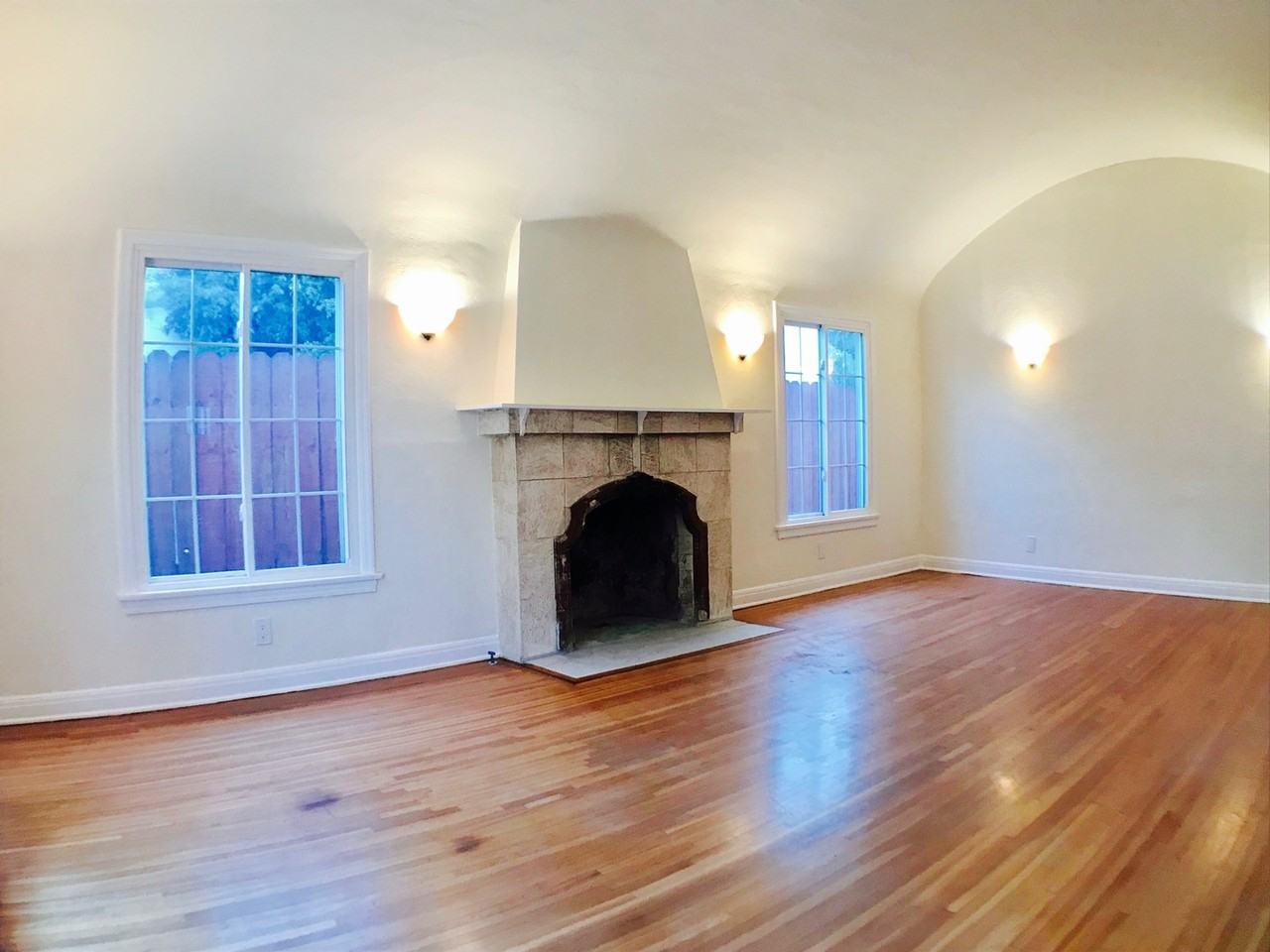363 N Alfred St - Photo 3 of 18