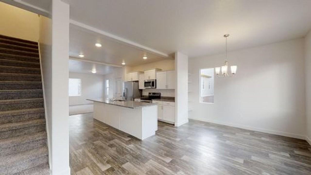 641 W 1475 S - Photo 4 of 27