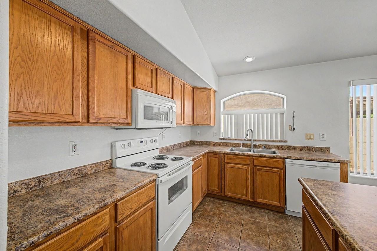 4649 E Augusta Ave - Photo 4 of 14