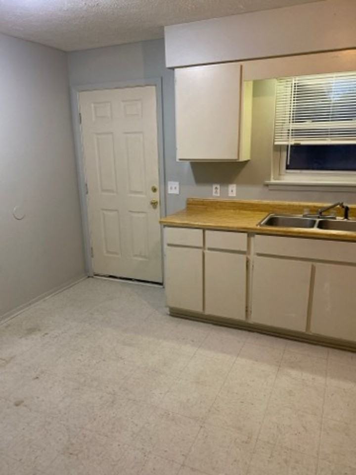 501 N Church St #11 - Photo 5 of 15