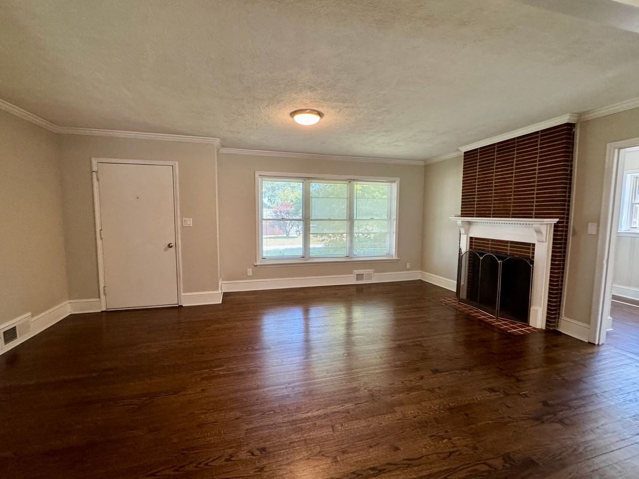 106 Crest St - Photo 5 of 13