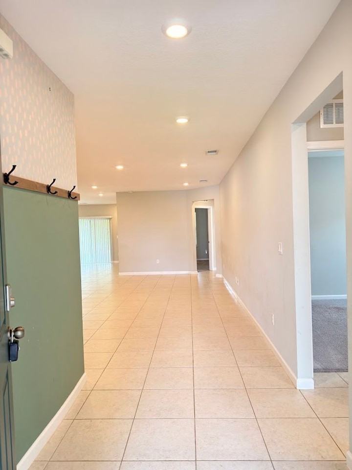 123 College St - Photo 2 of 18