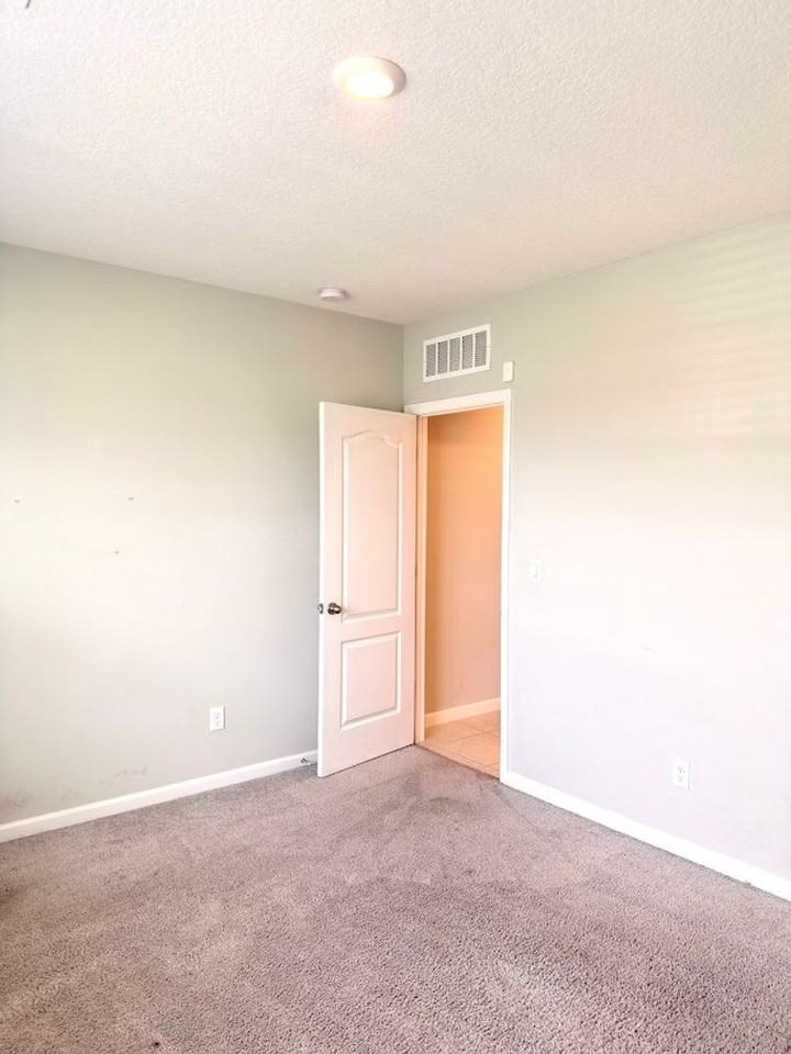 123 College St - Photo 4 of 18