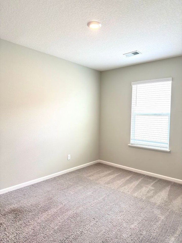 123 College St - Photo 6 of 18