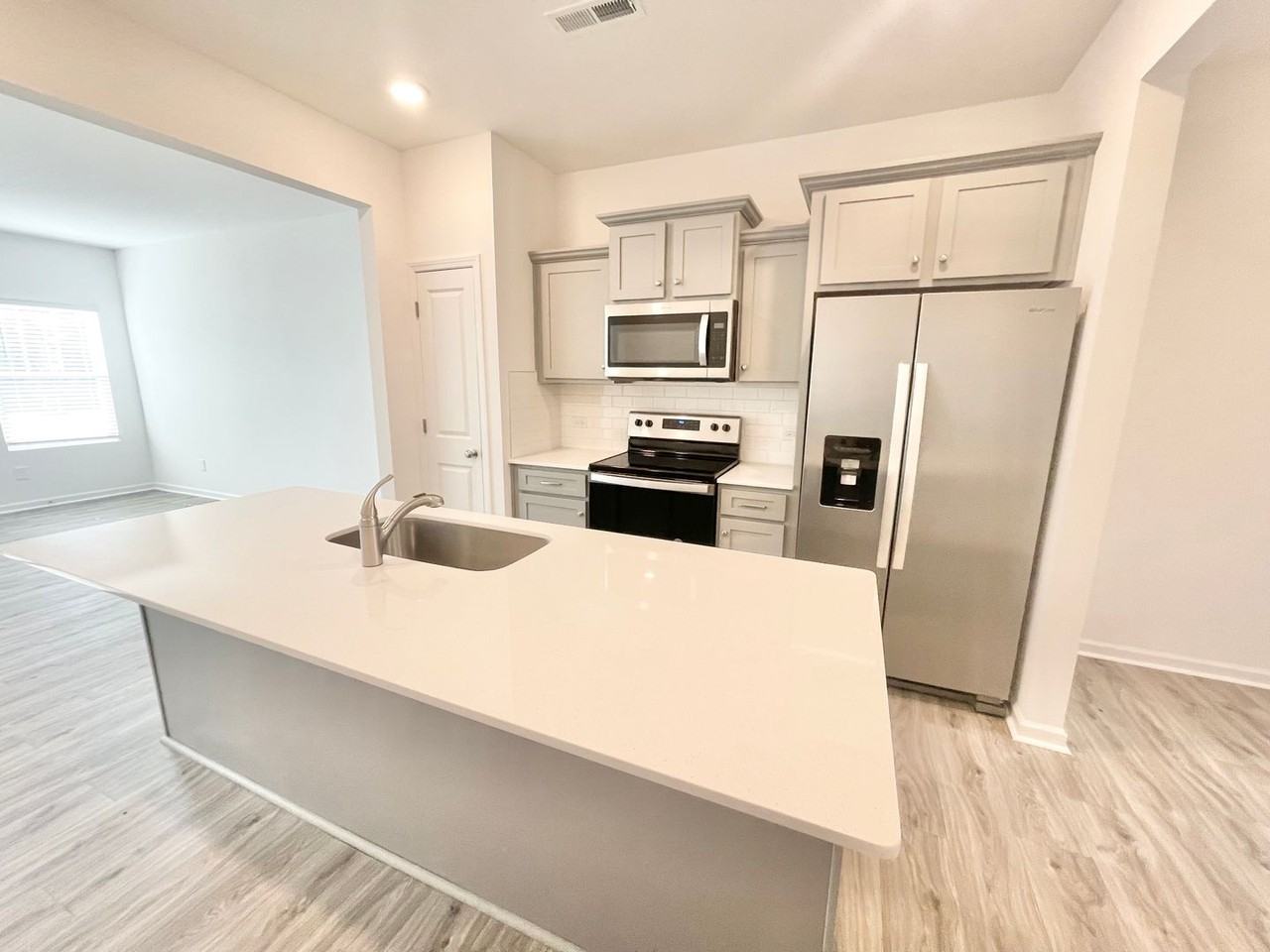 1351 Darlington Dr - Photo 4 of 19