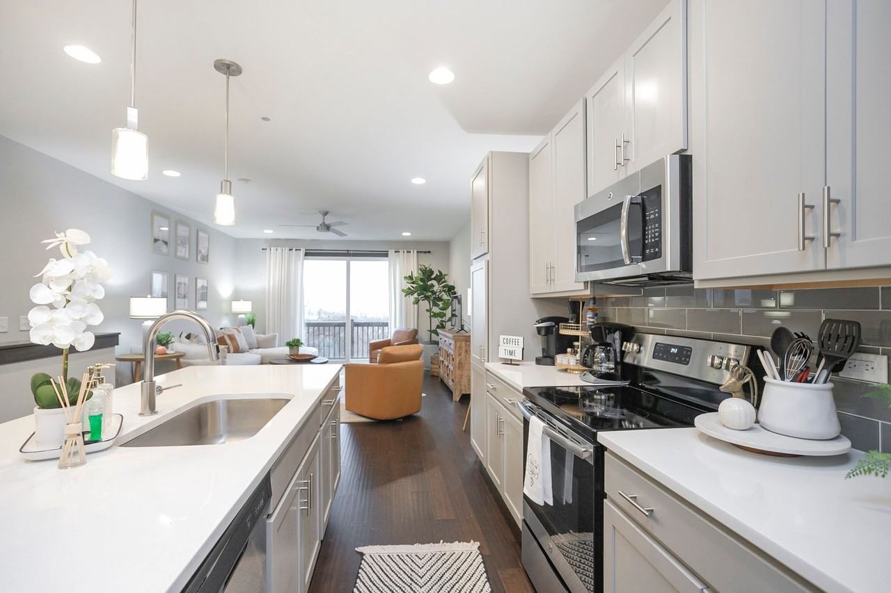 64 Fern Ave - Photo 4 of 33