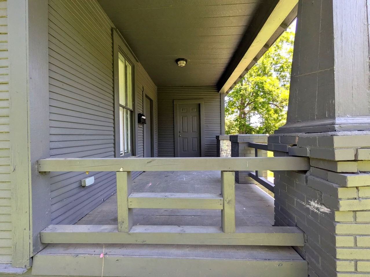1420 Liveoak St - Photo 3 of 22