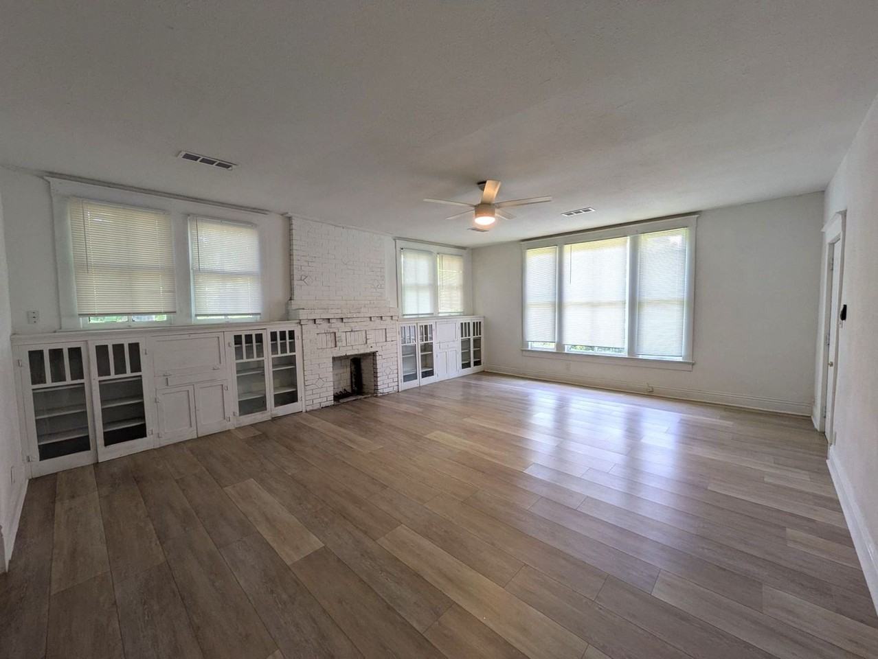1420 Liveoak St - Photo 4 of 22