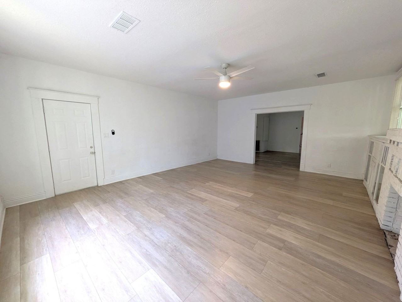1420 Liveoak St - Photo 5 of 22