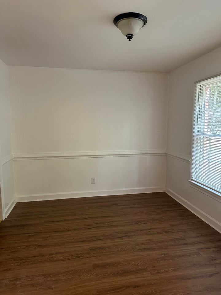 2800 Carriage Dr Apt E - Photo 3 of 10