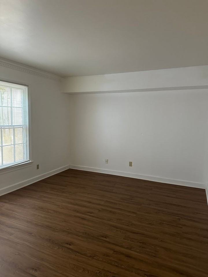 2800 Carriage Dr Apt E - Photo 5 of 10