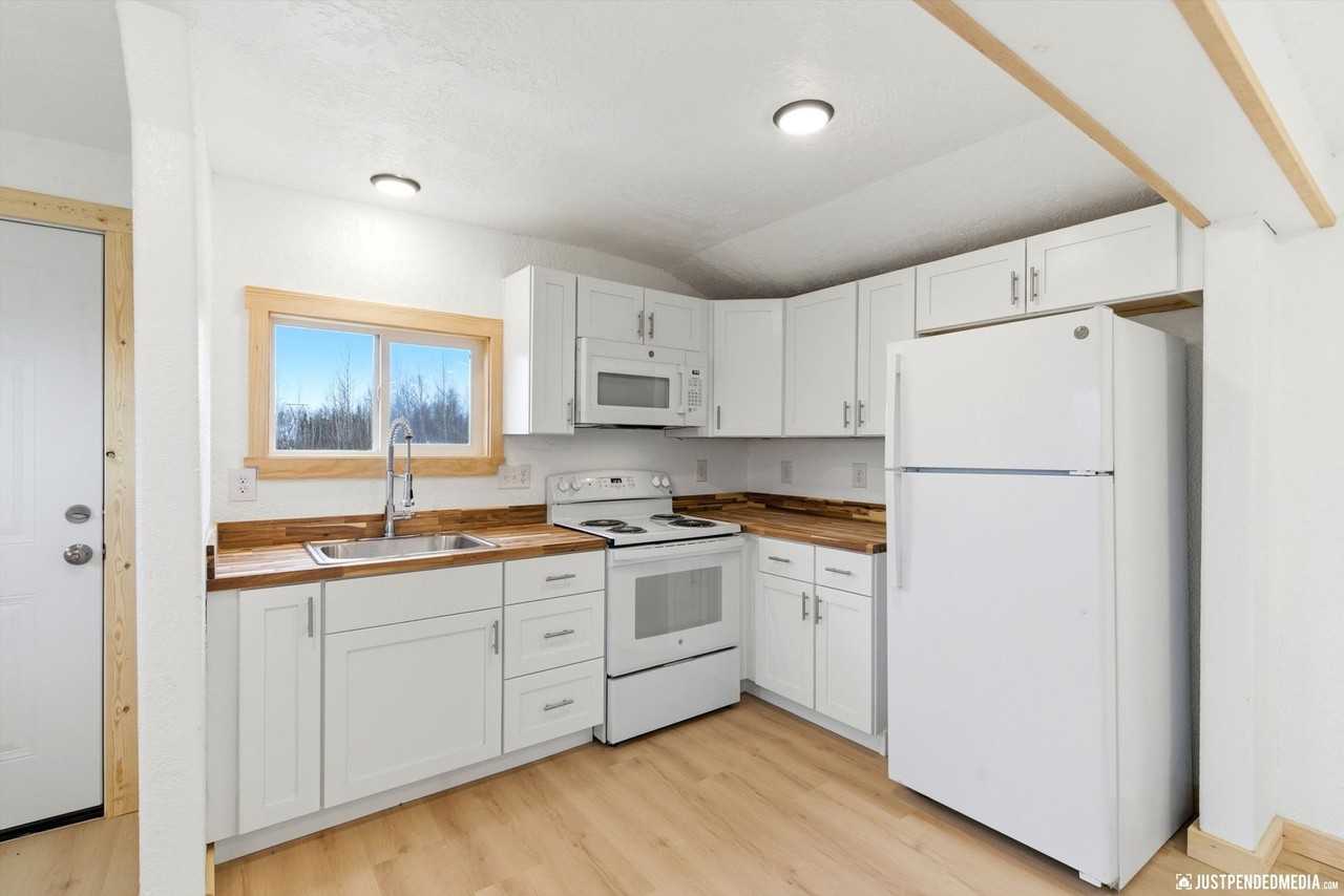 12716 W Hawk Ln - Photo 5 of 27