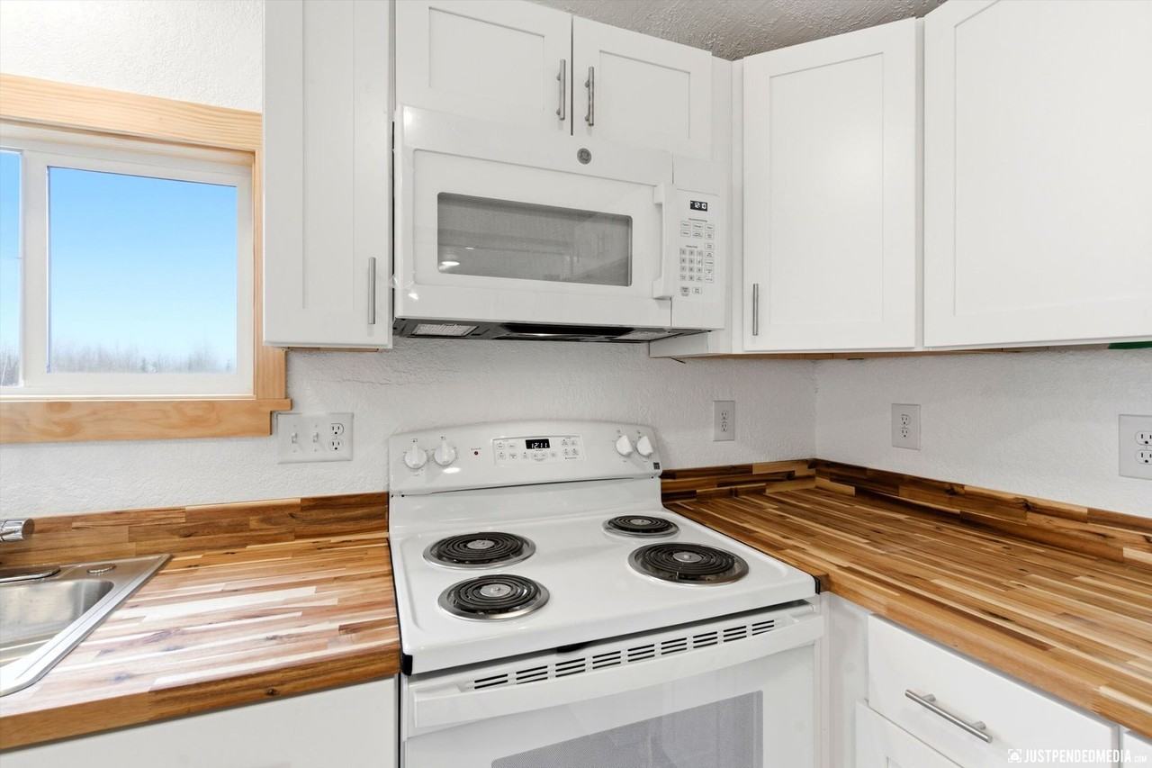 12716 W Hawk Ln - Photo 6 of 27