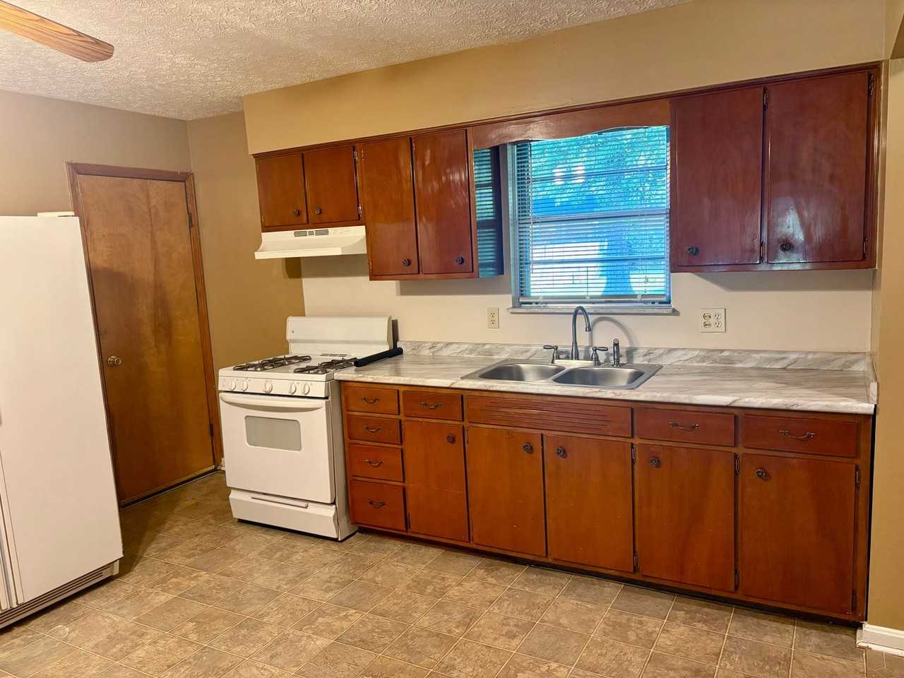 1718 Birchbark Ln - Photo 4 of 12