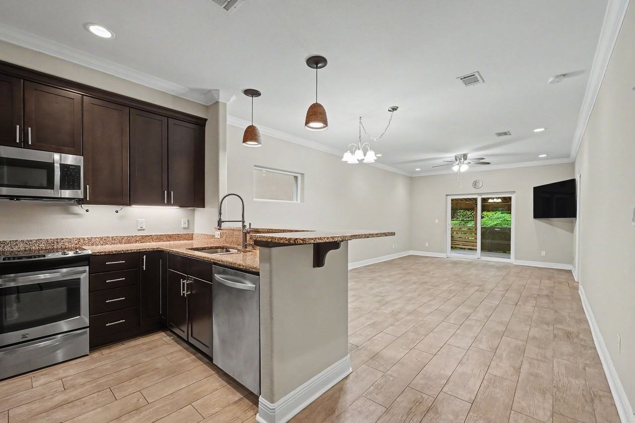 490 Soundview Ct - Photo 5 of 50