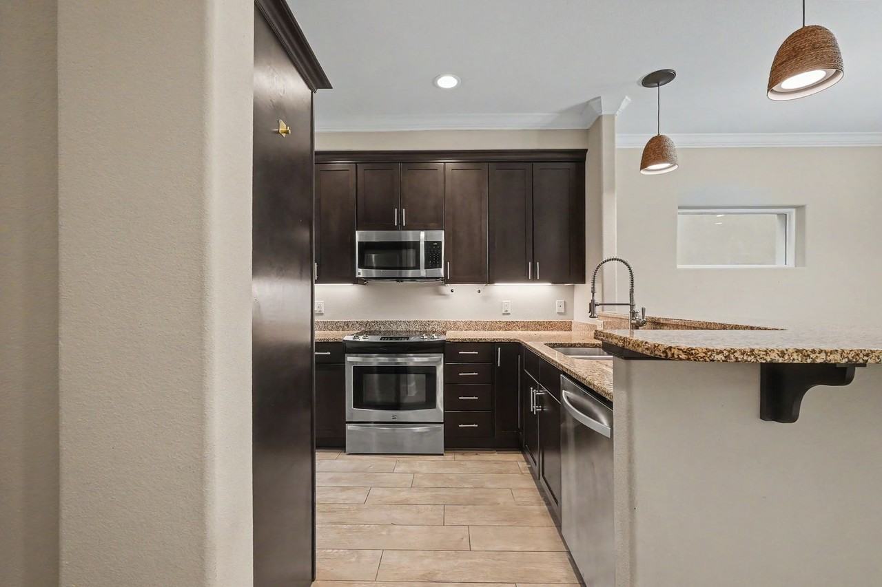 490 Soundview Ct - Photo 6 of 50