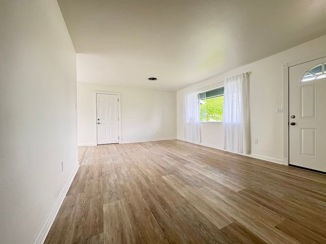 402 F St - Photo 2 of 24