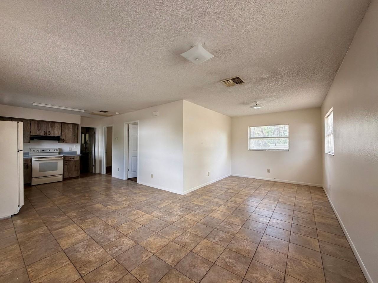 24 Euclid Dr Apt B - Photo 2 of 10