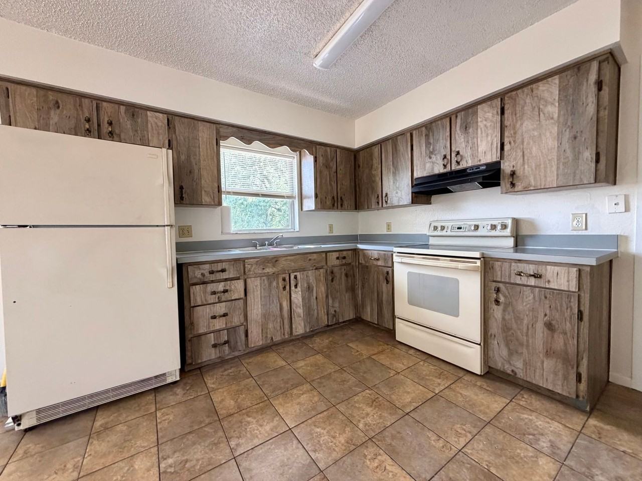 24 Euclid Dr Apt B - Photo 3 of 10