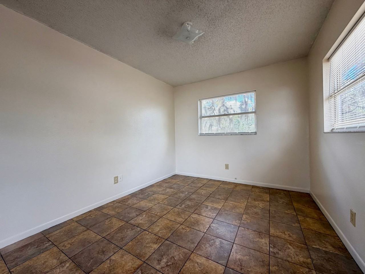 24 Euclid Dr Apt B - Photo 4 of 10