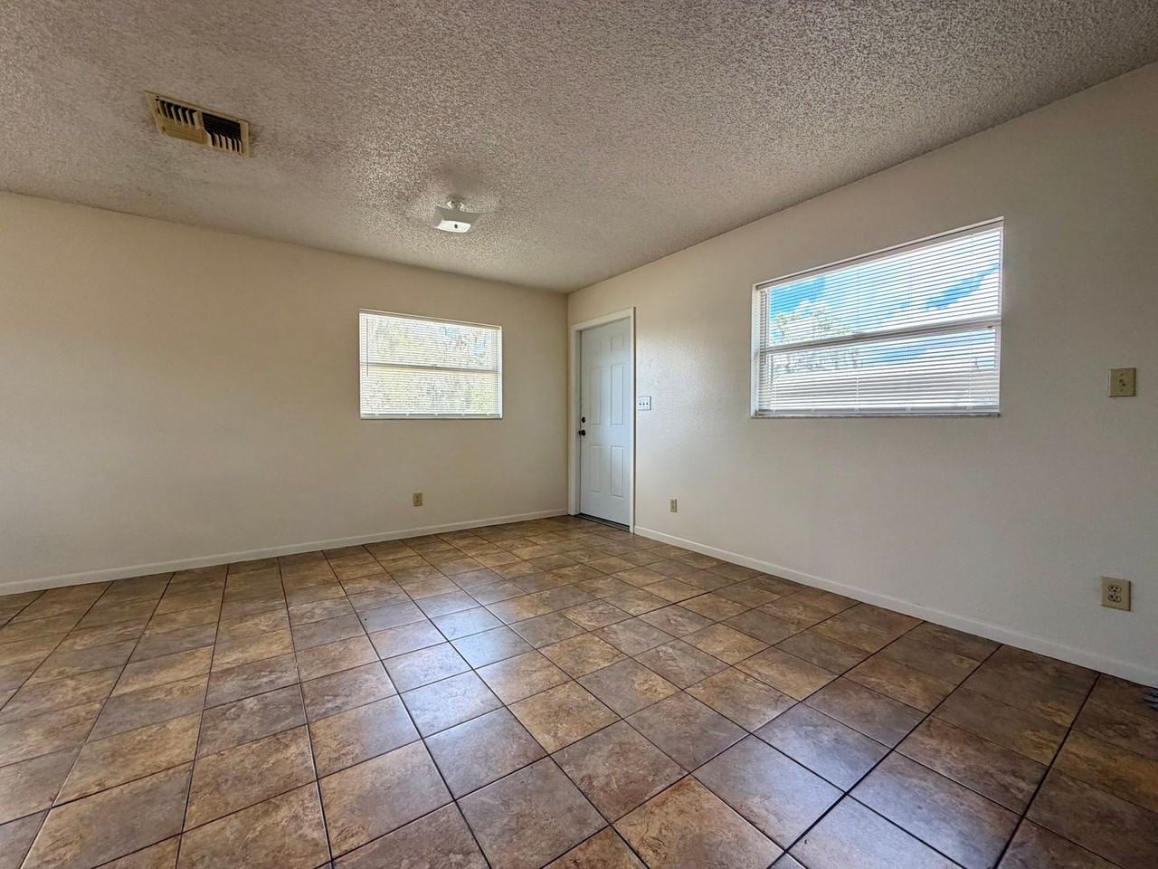 24 Euclid Dr Apt B - Photo 5 of 10