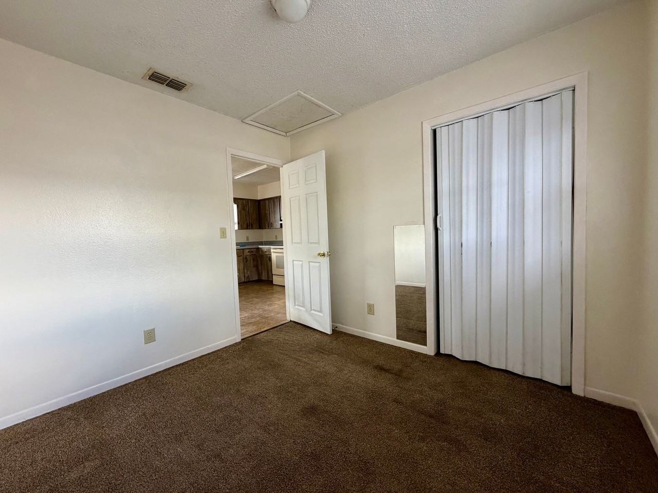 24 Euclid Dr Apt B - Photo 7 of 10