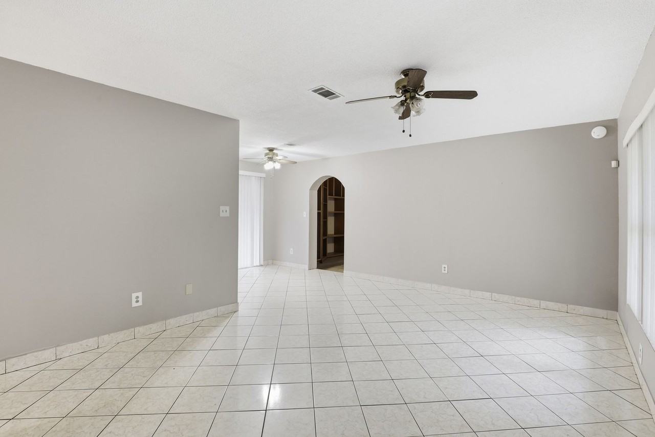 2659 Nw 57th Pl - Photo 4 of 33