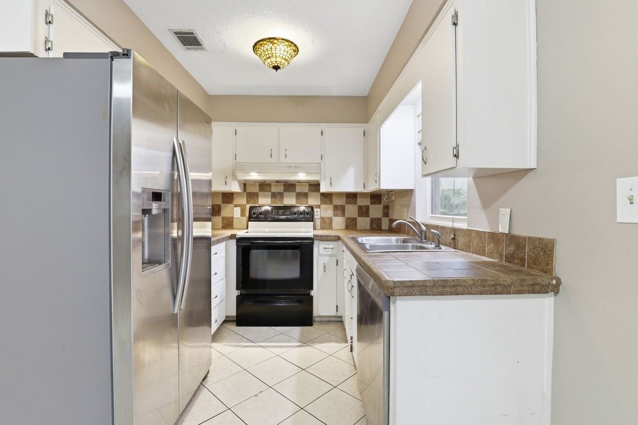 2659 Nw 57th Pl - Photo 6 of 33