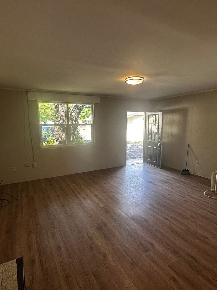 614 North St Apt C - Photo 4 of 5