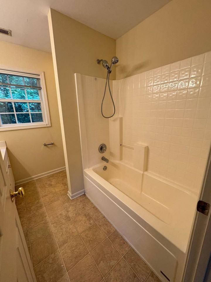 1216 14th St Ne - Photo 3 of 7